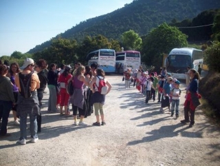 esperando a los autobuses